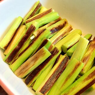 醤油をつけて食べるニンニクの茎の素焼き！